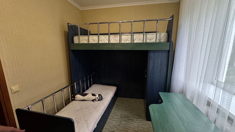 Двохярусне ліжко з матрасами та шафою