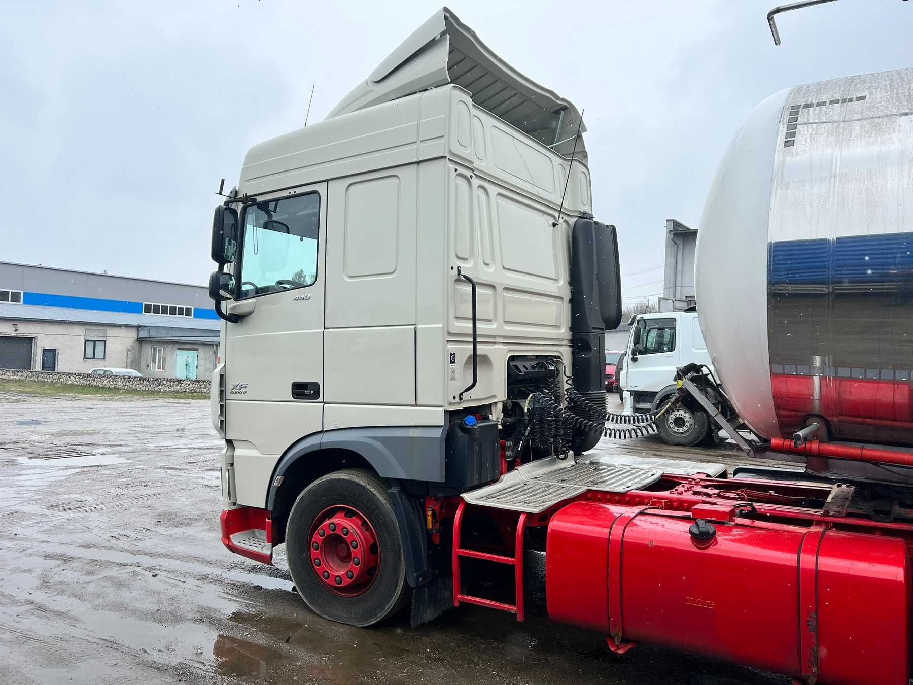 DAF XF, 576 т.км + цистерна 3 секц, тара 6800 готова сцепка Торг