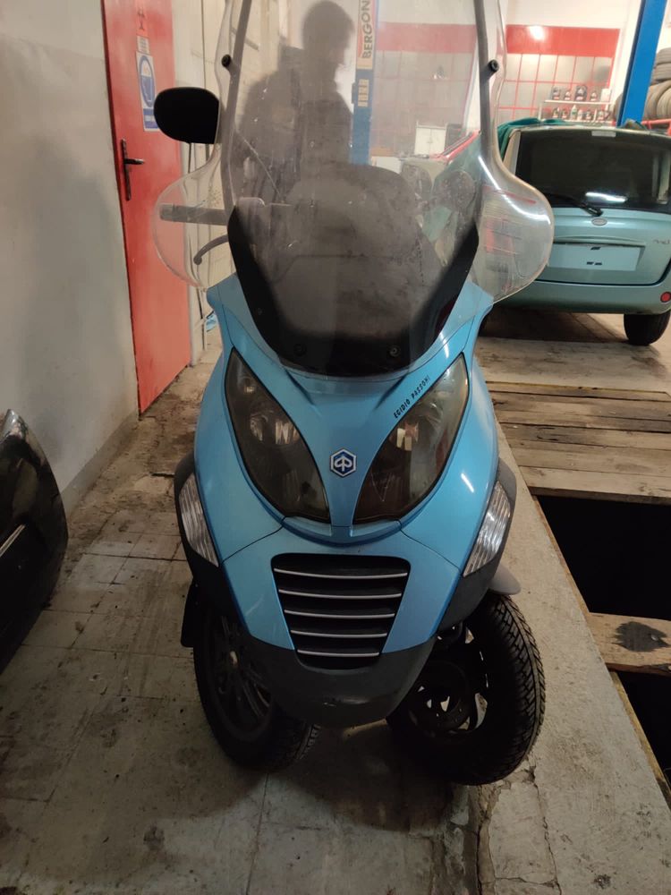 Skuter Piaggio MP3 250 cm pojemności, trójkołowiec na kategorię B