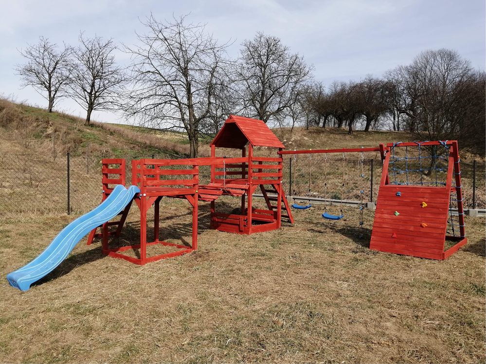 Plac zabaw mostek piaskownica scianka wspinaczkowa hustawki zjezdzalni