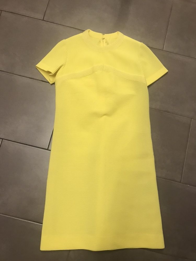 Prosta żółta sukienka