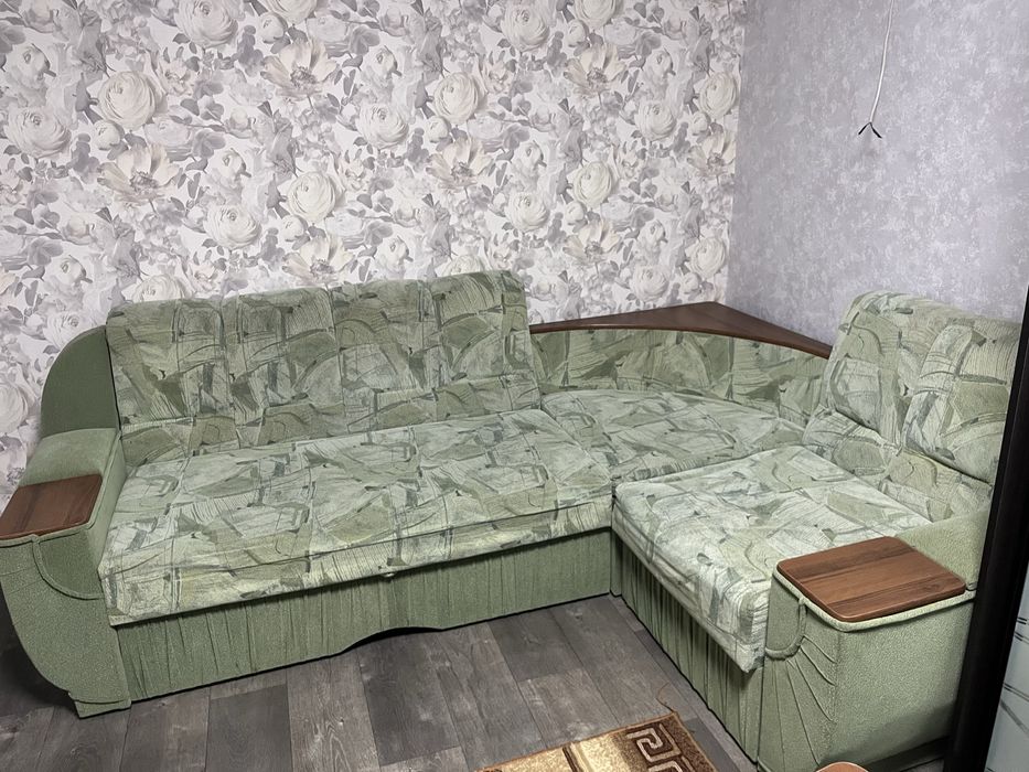 Продам угловой диван с тумбой