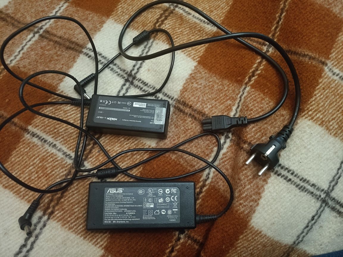 Продаються 2 зарядки до ноутбука asus
