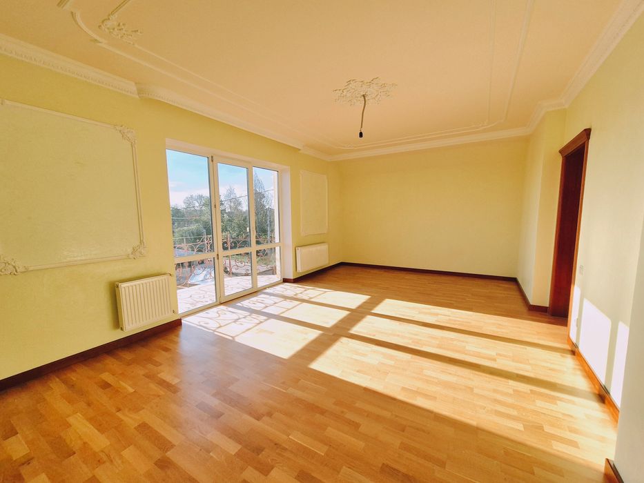 Новий окремий двоповерховий будинок з якісним ремонтом Центр р-н Подол