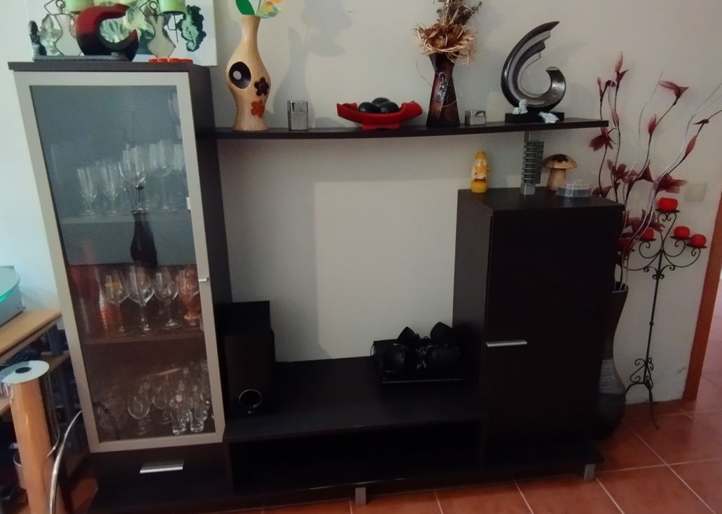 Móvel de sala com vitrine