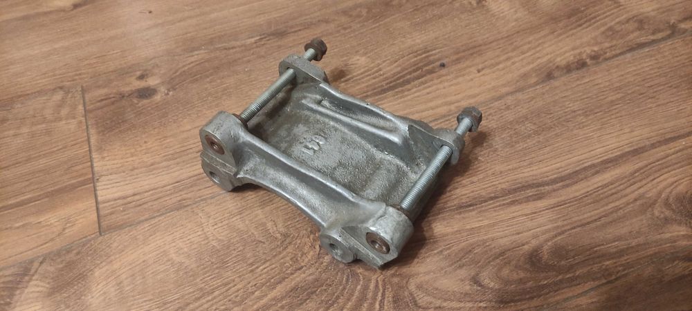 Крепление на двигатель компрессора холодильного оборудования