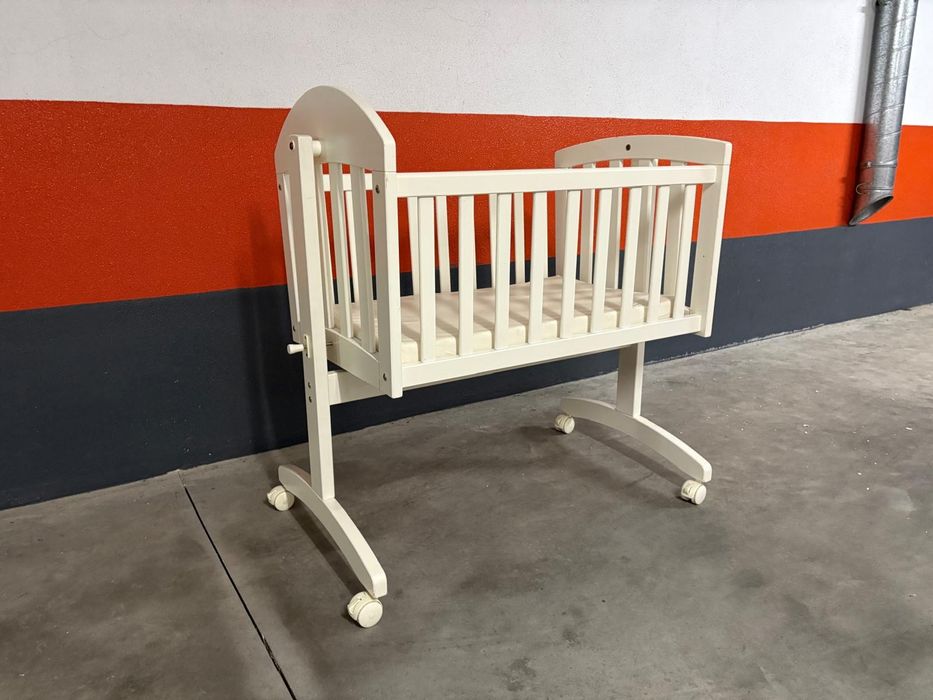 Berço branco marca trama com rodas