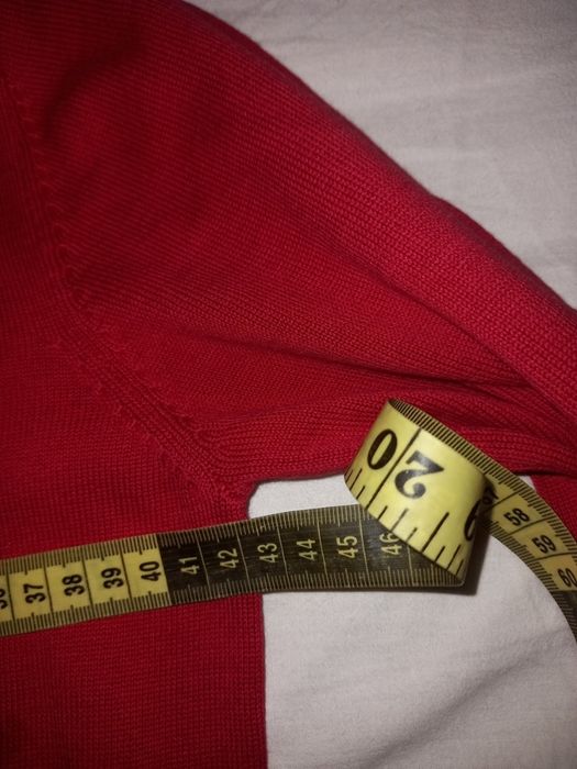 Шкільний светер з v подібним вирізом.