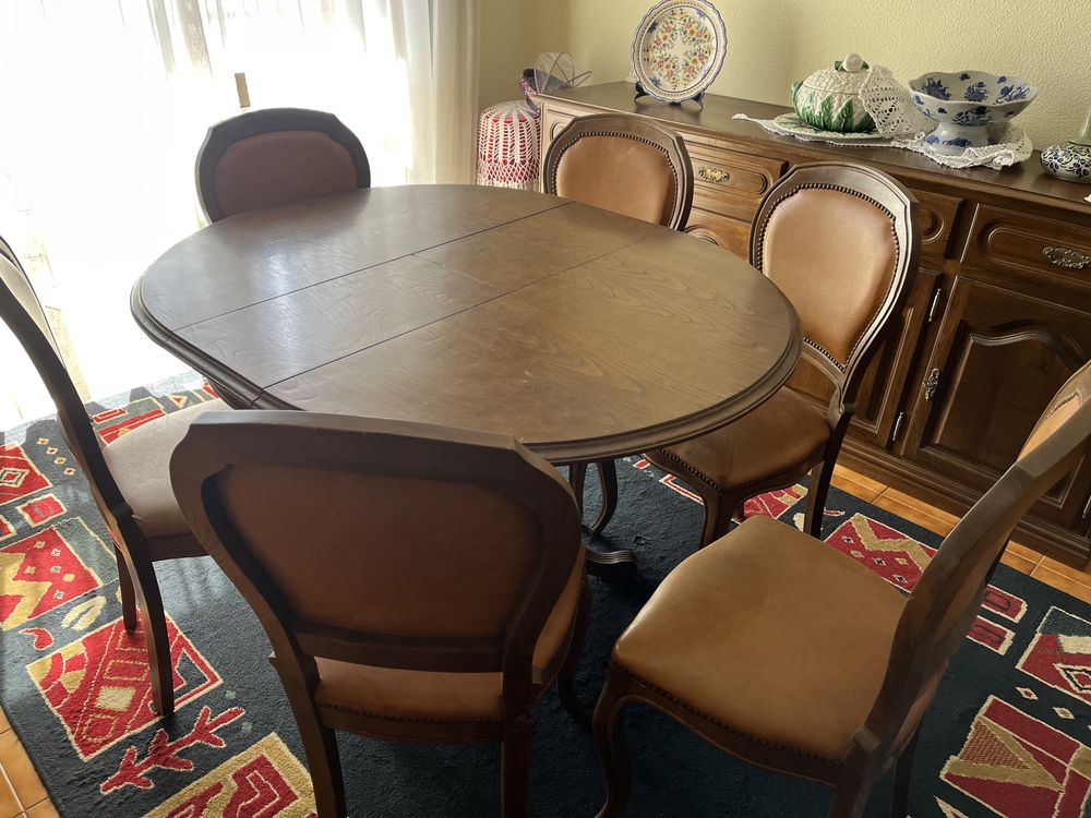 Mesa sala de jantar extensível com 6 cadeiras forradas a pele