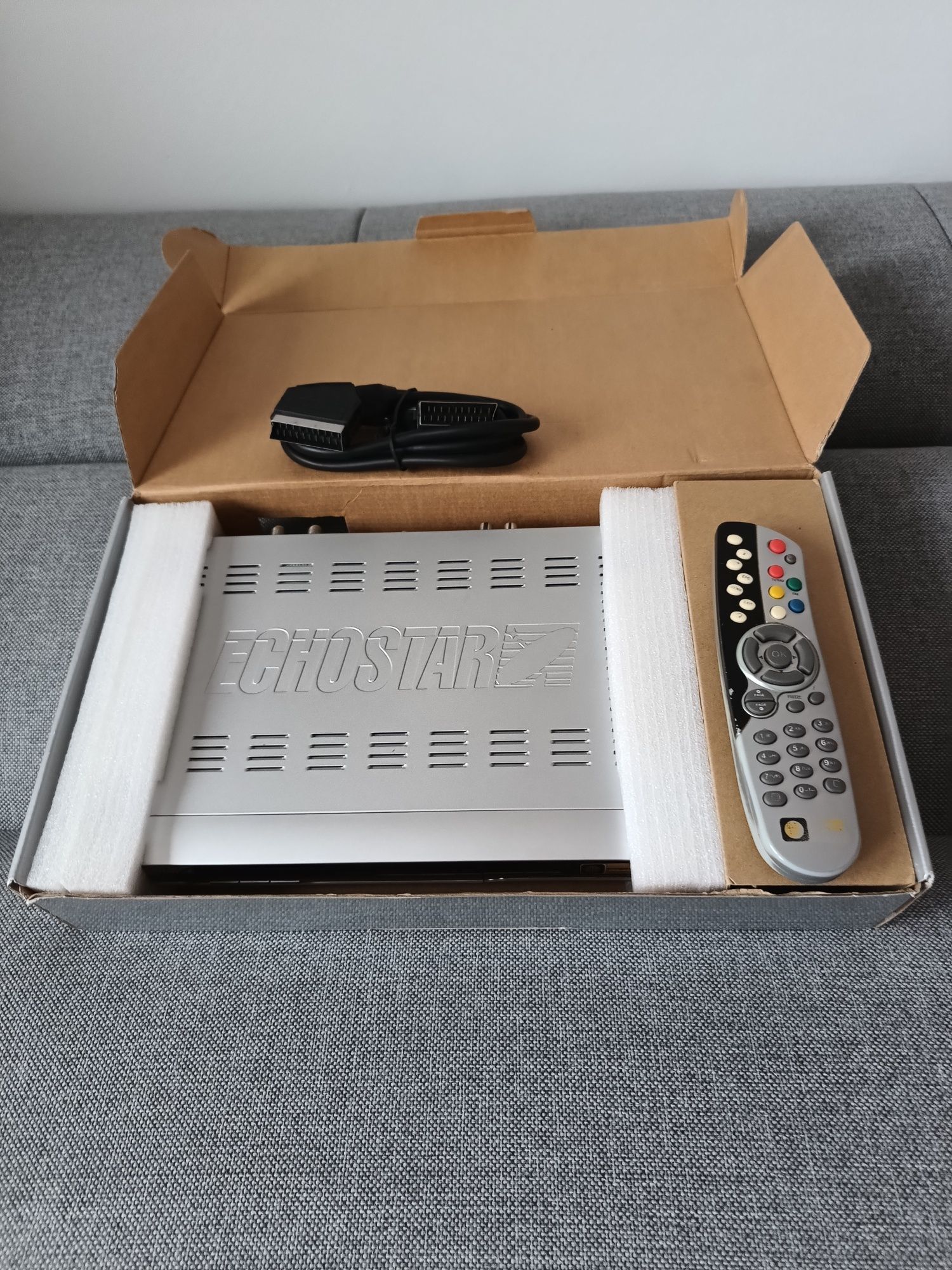 Dekoder cyfrowy satelitarny z pilotem i kablem USB
