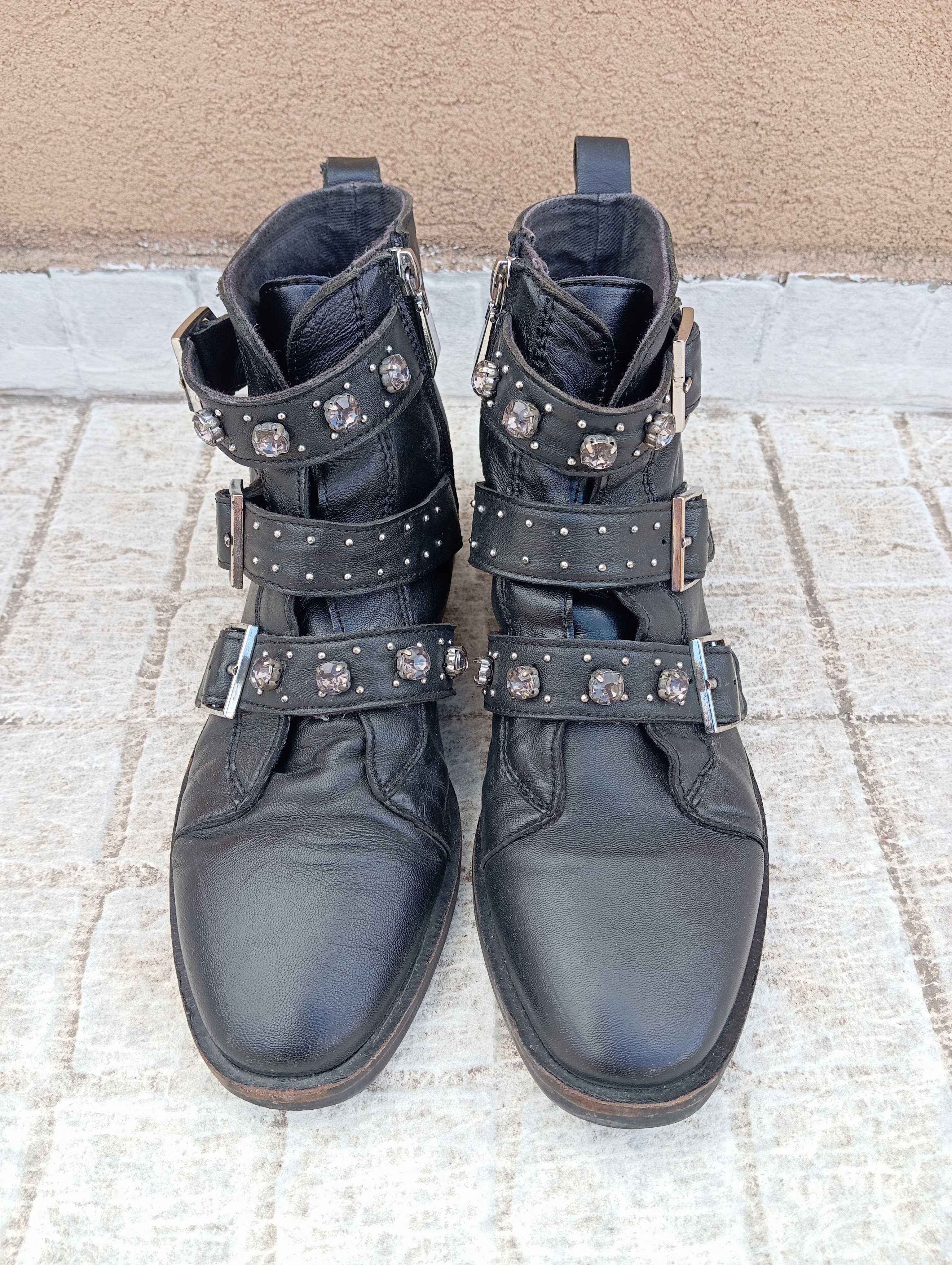 Botas pretas com tachas pele Stradivarius