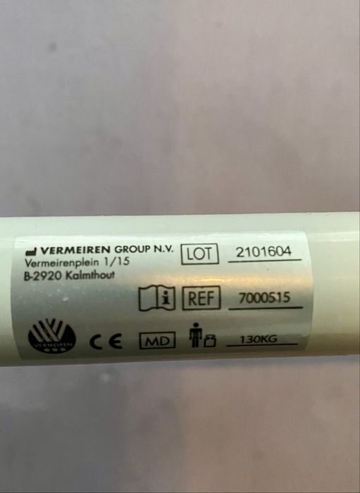 Toaleta Vermeiren – krzesło toaletowe z opuszczanymi podłokietnikami