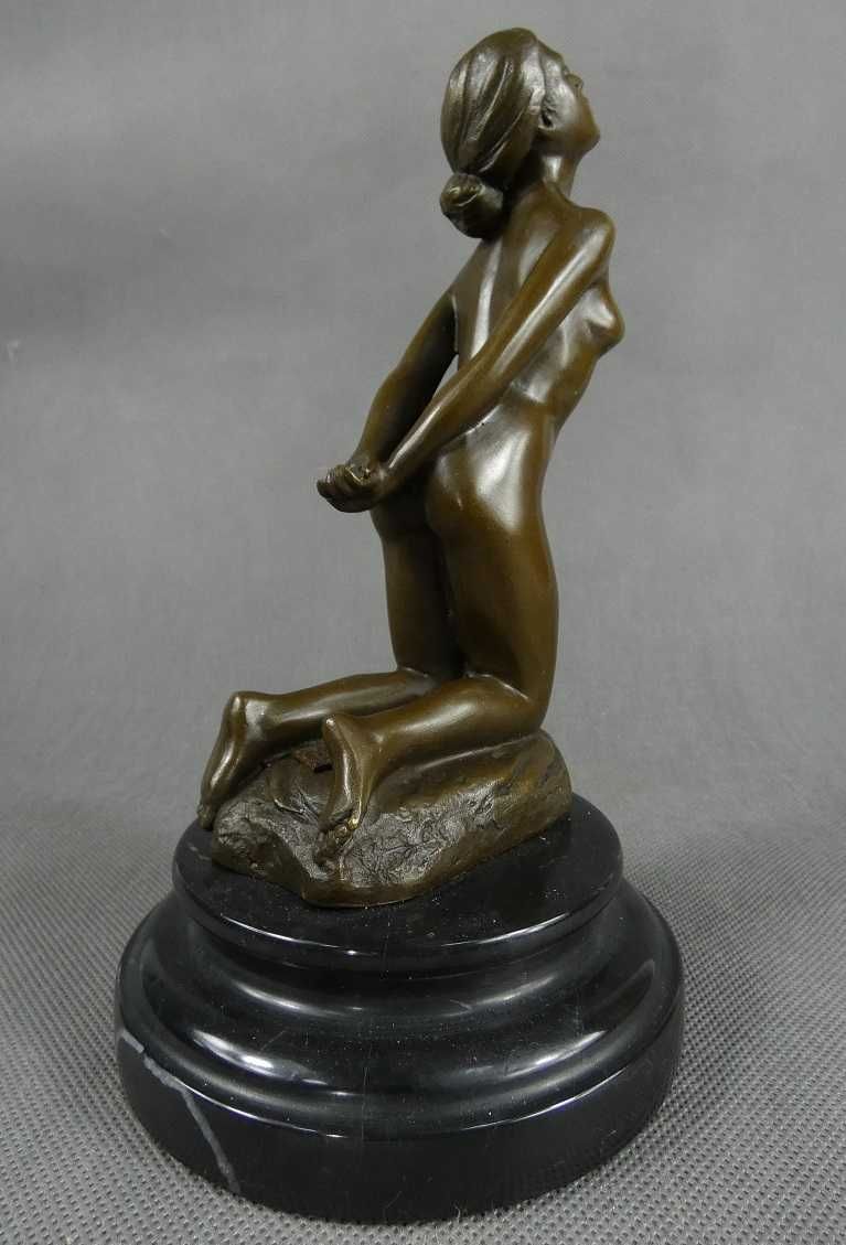 Figura Kobieta klęcząca Akt rzeźba brąz marmur sygnowana pieczęć