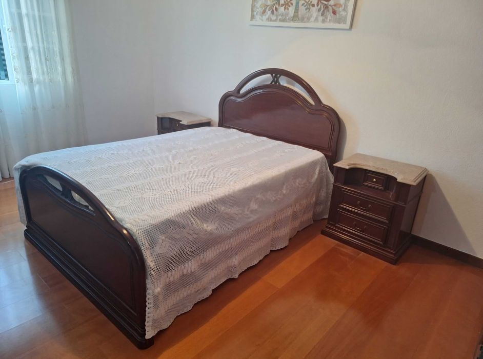 Vendo cama, colchão, comoda e 2 mesas cabeceira