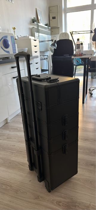 Walizka kufer kosmetyczny na kółkach nowy