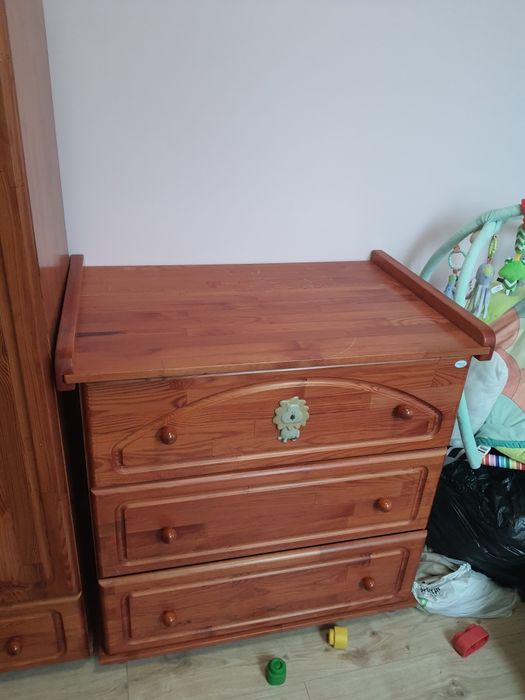 Solidne drewniane meble dziecięce / niemowlęce