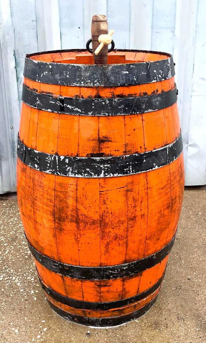 Barril ou pipa antiga com postigo e torneira