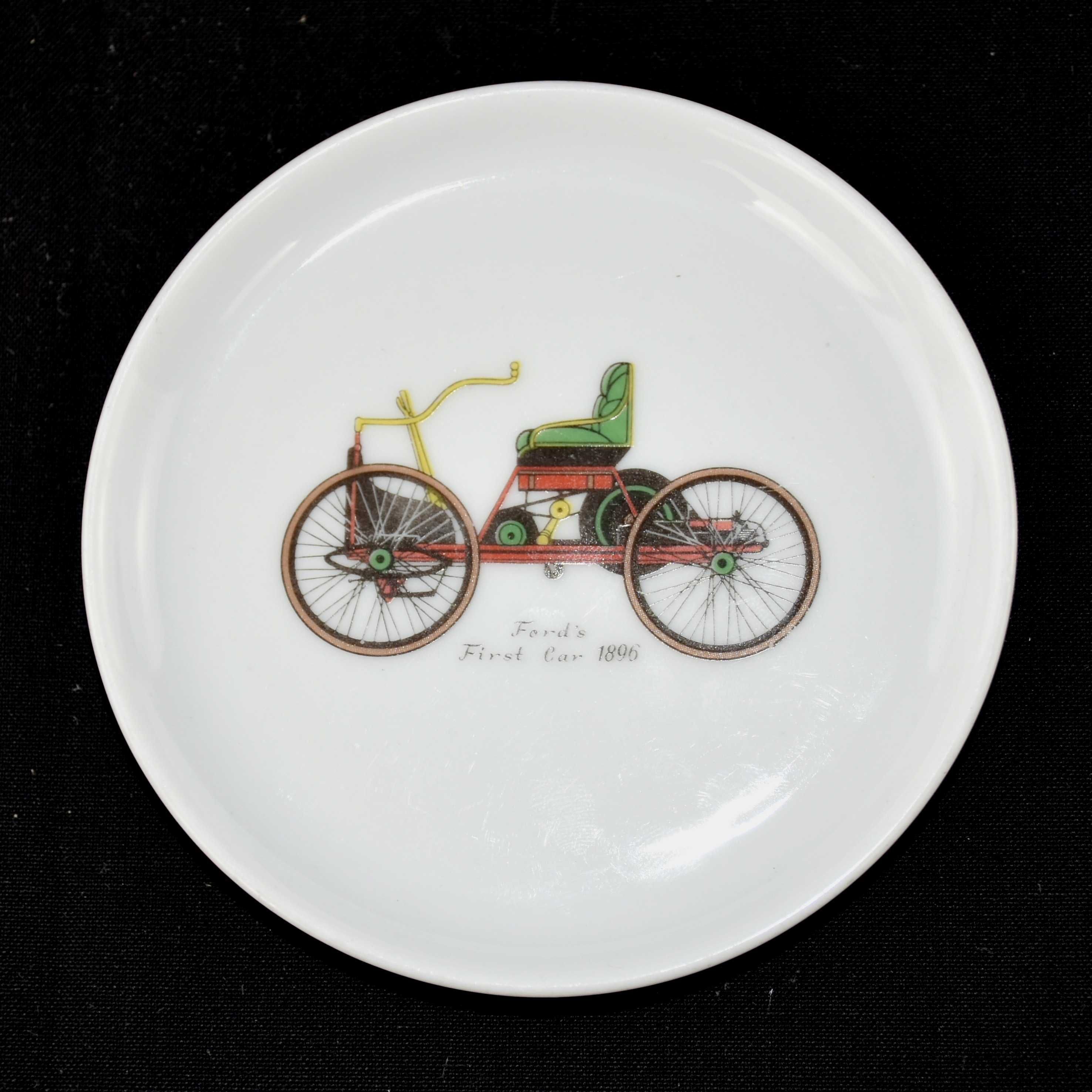 Conjunto 3 pequenos pratos porcelana Europeia, desenhos carros antigos