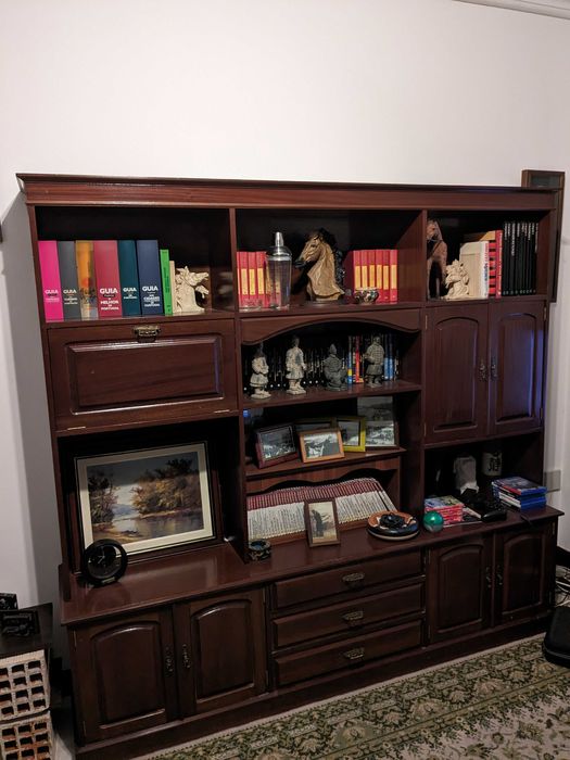 Móvel de sala em razoável estado.