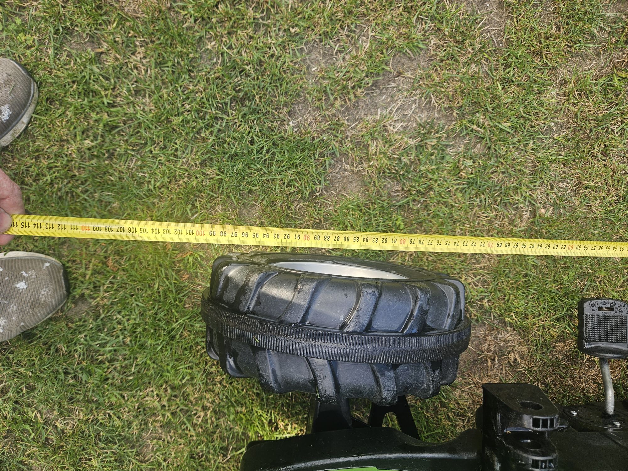 Traktor na  pedały Rolly Toys Deutz Fahr. 

Widoczny na zdjęciu pr