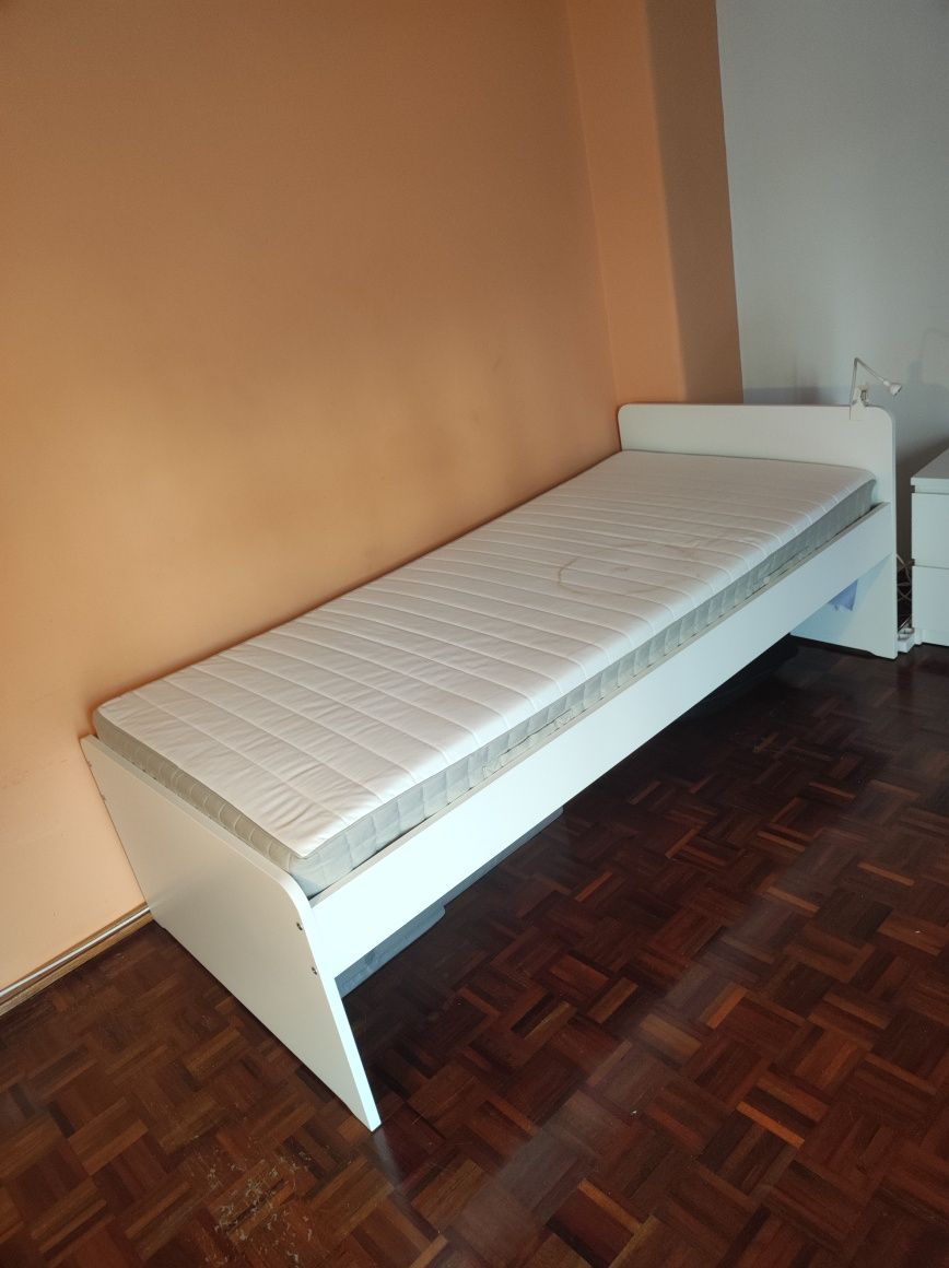 Cama individual com colchão  como novos