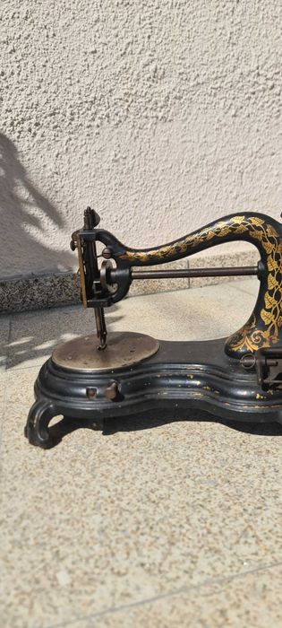 Vendo máquina de costura antiga de coleção