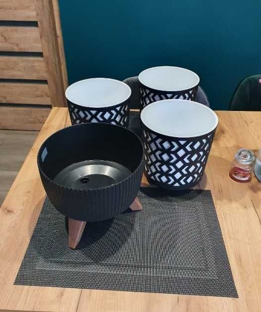 Doniczka czarna 24 cm – Czarna, prążkowana, na nóżkach