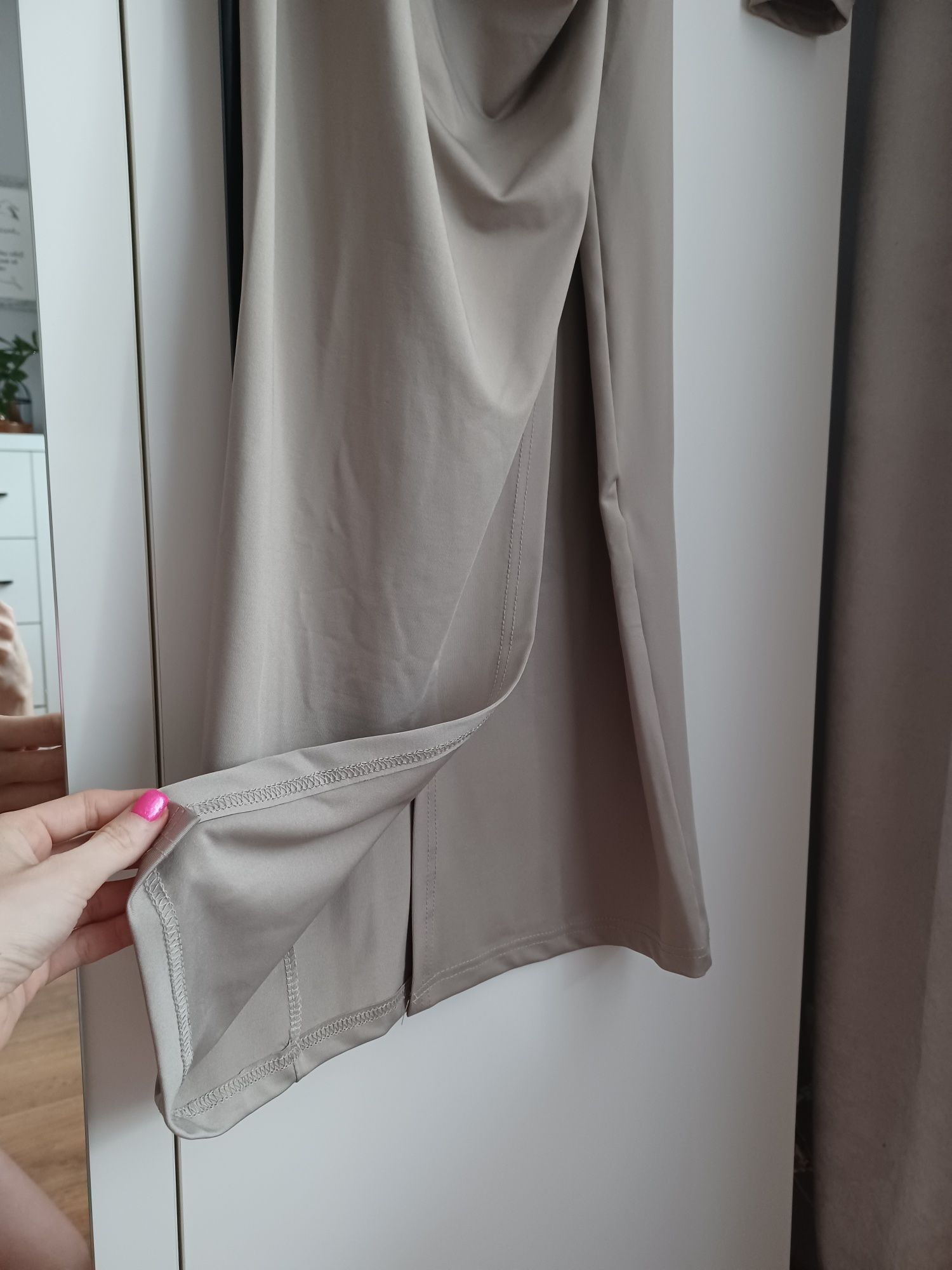 Sukienka Selfieroom midi beżowo-szara dopasowana obcisła