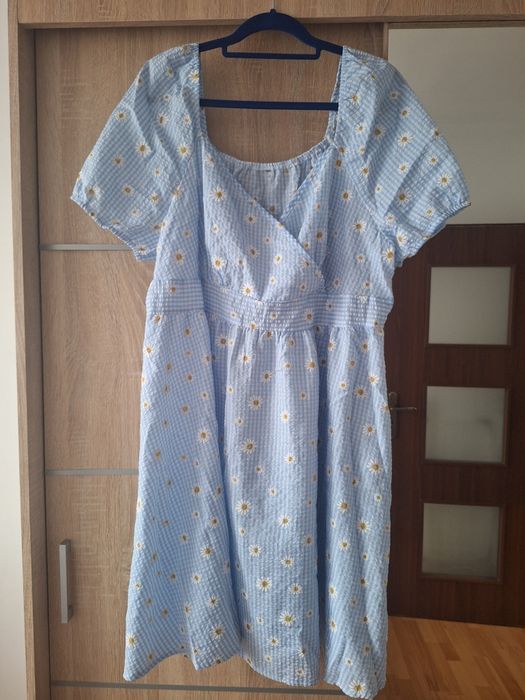 Delikatna sukienka w kwiatki