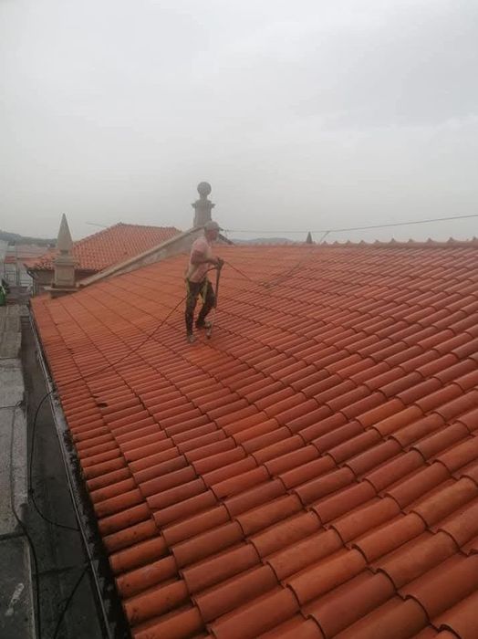 Faço orcamentos de lavagem de telhados e pinturas