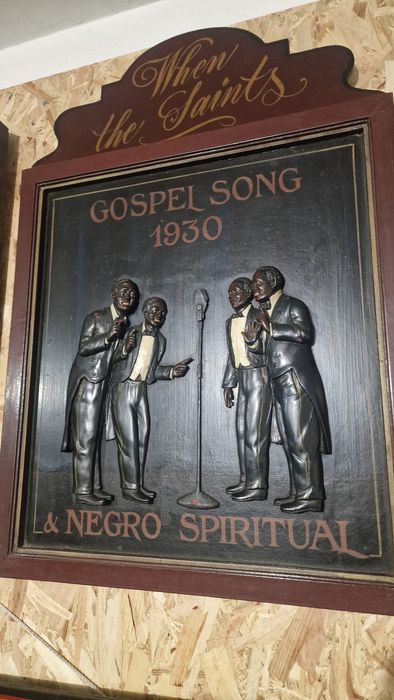 Quadro vintage em madeira, com relevo.