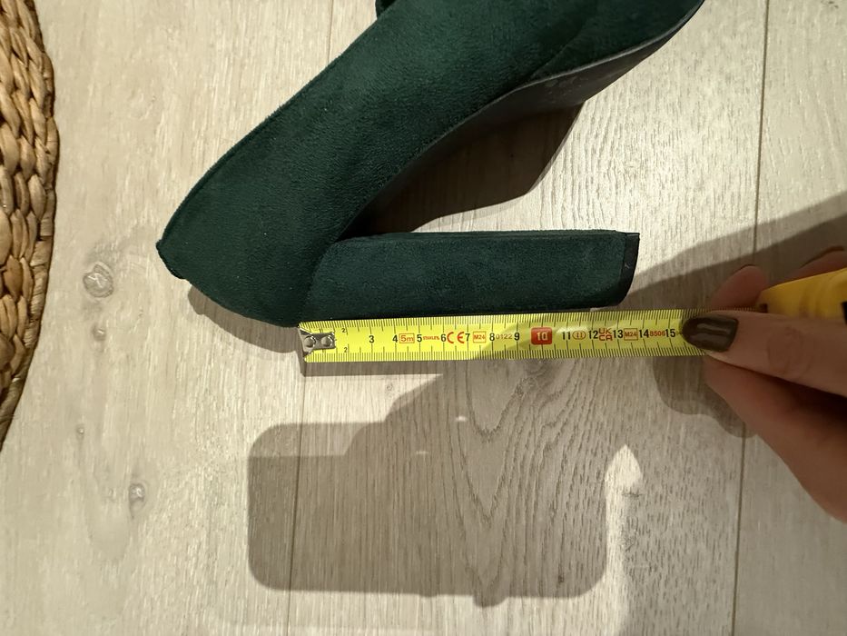 Buty na obcasie i konturnie Guess