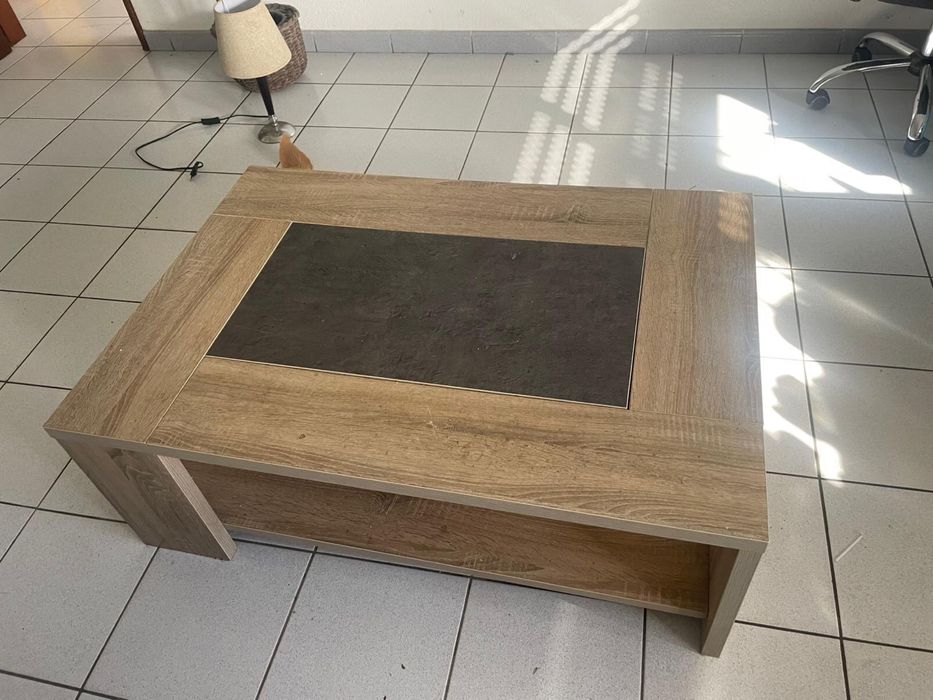 Sofá, sapateira, mesa de sala, dois sofás e um roupeiro.