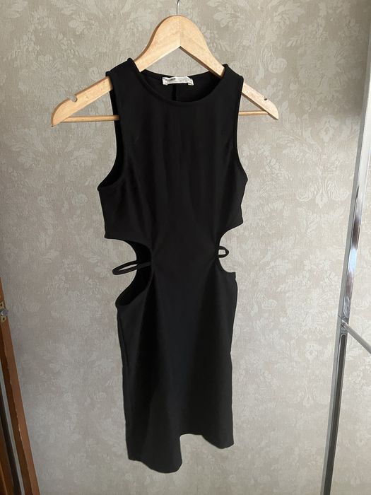 Черное короткое платье обтягивающее с вырезами Pull and Bear