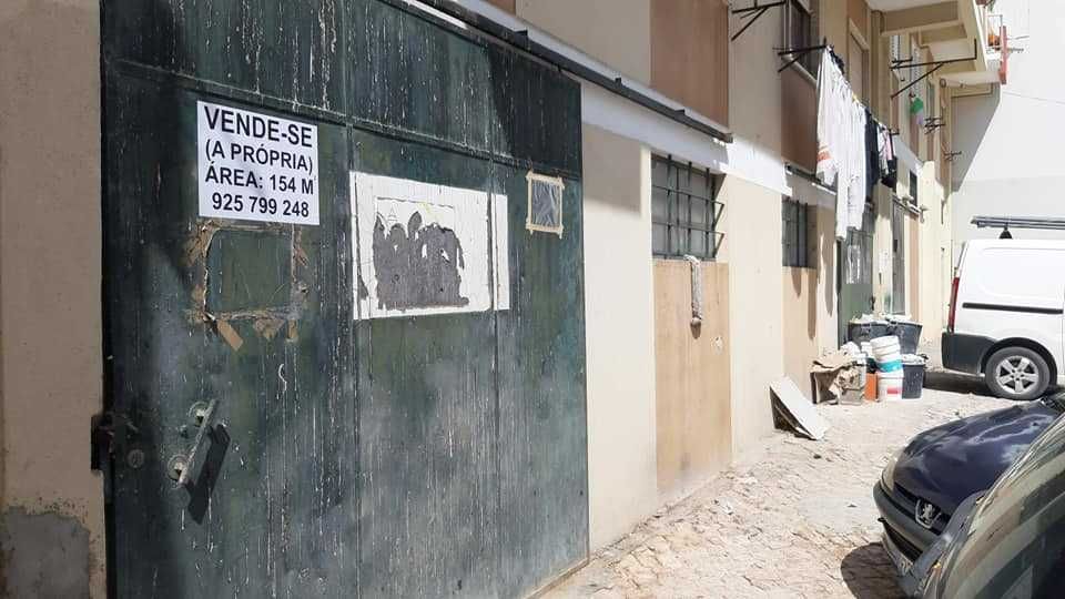 Vende-se Armazém com 156m2 e dois portões para a rua em Setúbal.