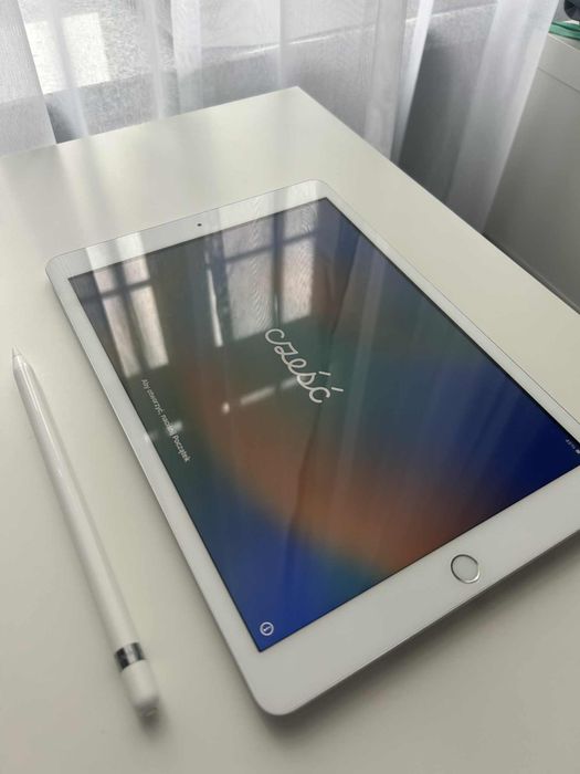 Sprzedam iPad 2020 (8. generacja) 32 GB WiFi  z Apple Pencil 1 gen.