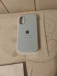Silikonowe etui na telefon iPhone 16 z folią ochronną.