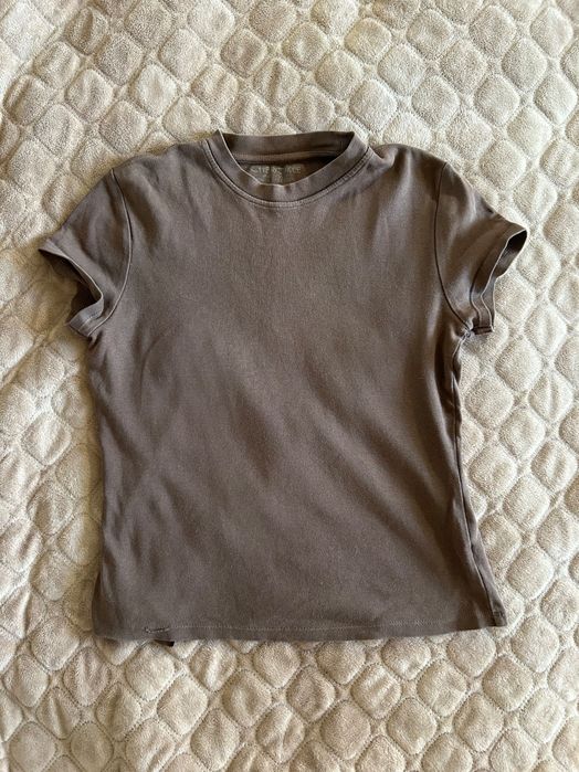 Коричнева жіноча футболка