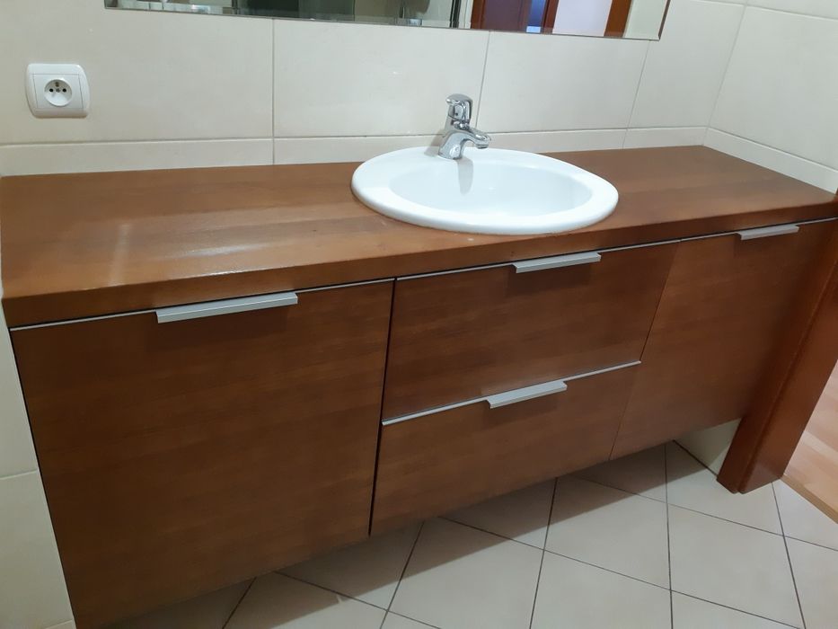 Drewniana szafka łazienkowa pod umywalkę