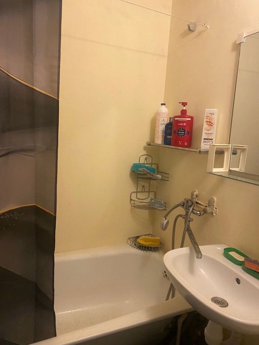 Здам кімнату у трьох кімнатній квартирі для Хлопця.