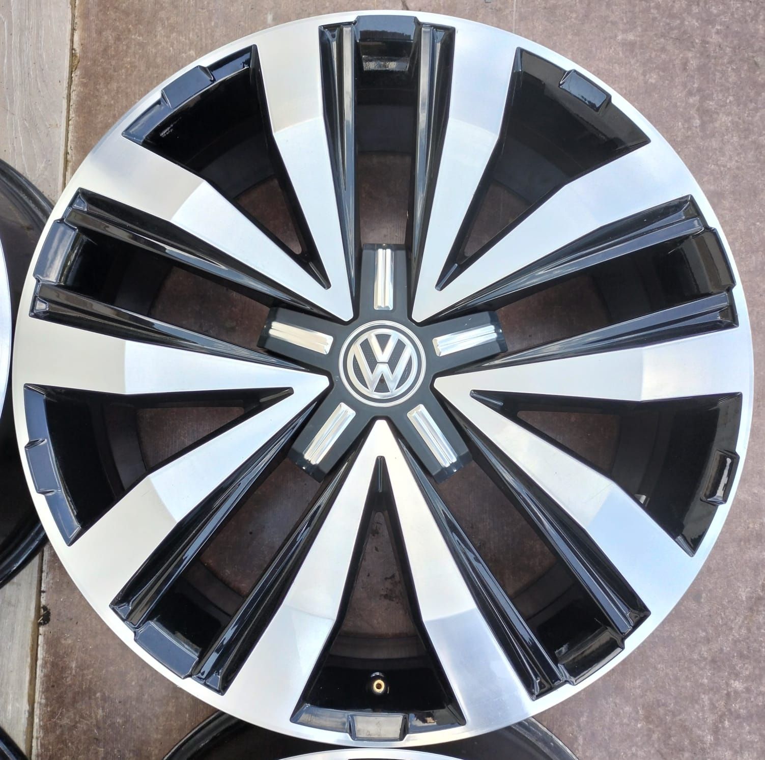 Felgi aluminiowe VW T5 T6 T7 Multivan Caravelle 8x20 ET43 5x120