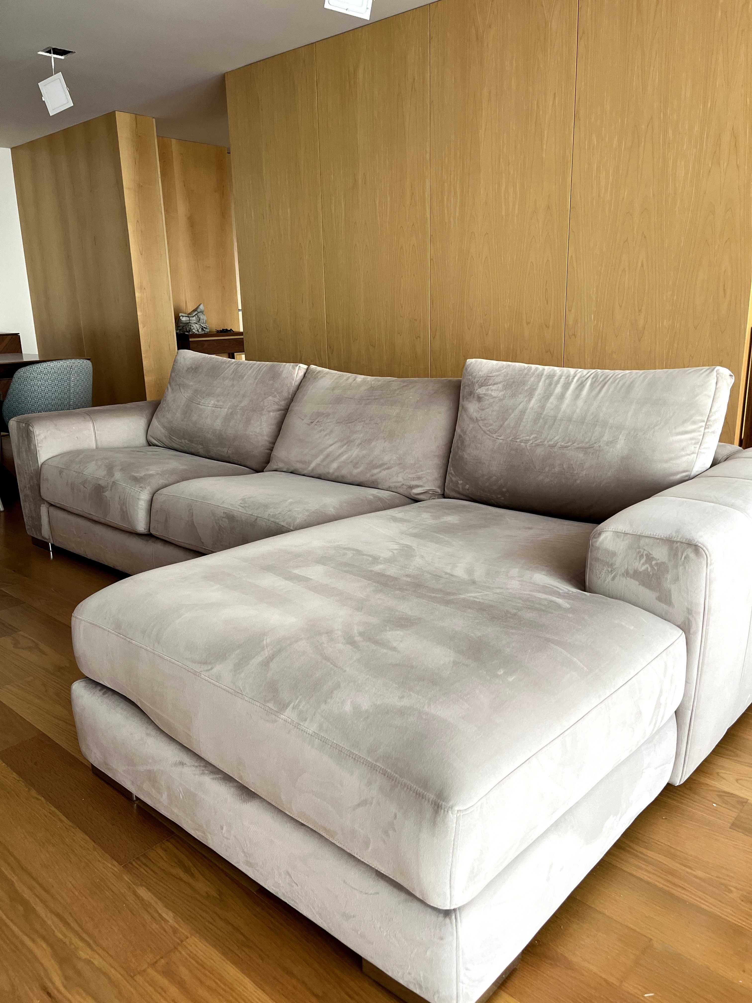 Sofá cinzento em veludo com chaise longue, em ótimo estado