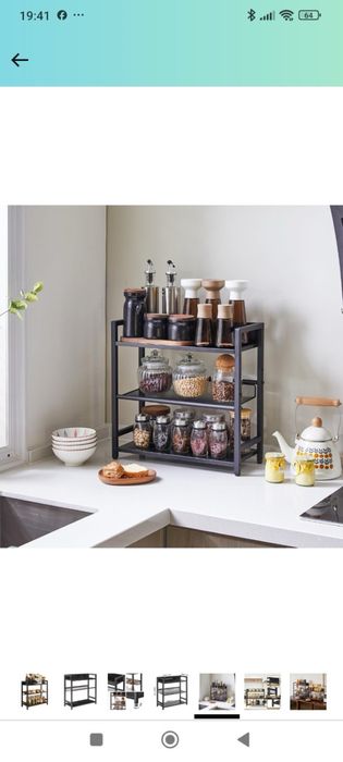 чорну металеву полицю для зберігання,