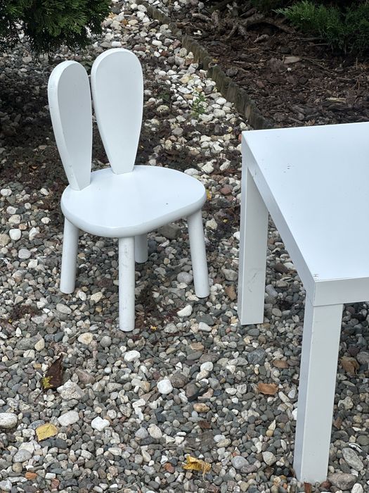 Zestaw stoli Ikea i drewniane krzeslko królik