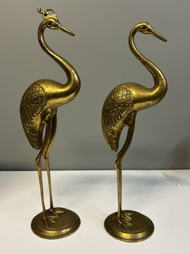 Aves e jarra em metal