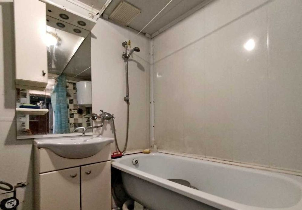 Продам частину будинку в гарному стані, з гаражем. (SP)