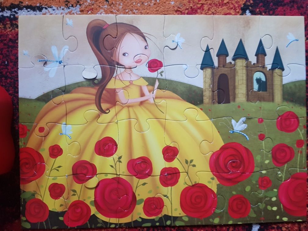 Puzzle z motywem dziewczynki w różach