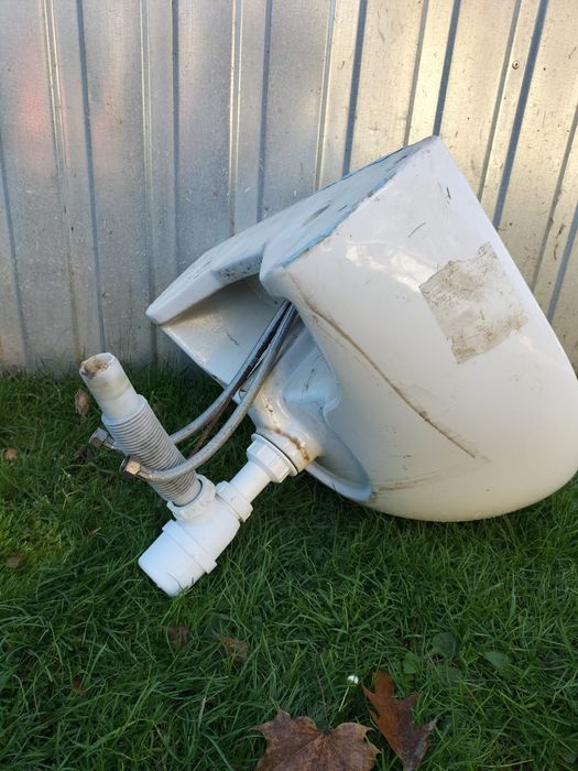 Umywalka z demontażu z baterią i syfonem.