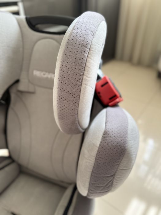 Продам автокресло Recaro Young Sport, почищено + накладка на сиденье