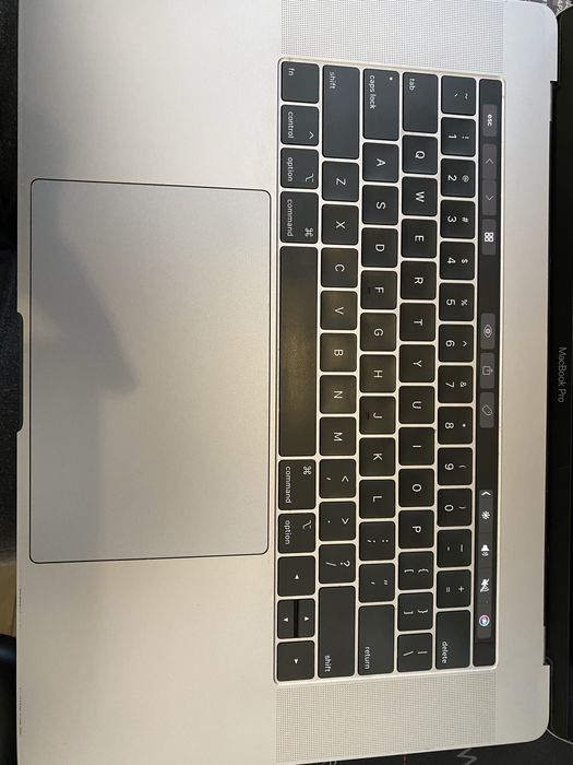 Macbook Pro 15 2018 i7 16/512 Radeon Pro 560x 4gb